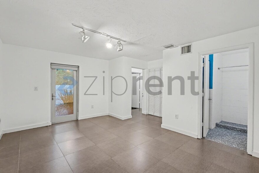 Building Photo - Unit