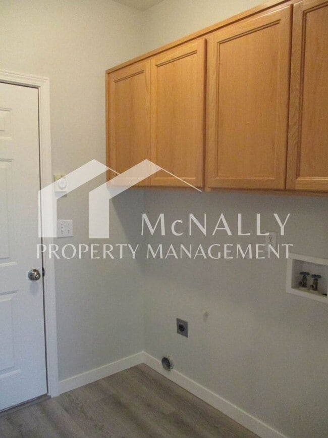 Building Photo - Charming Condo with Bonus Room in Horseshoe Gardens