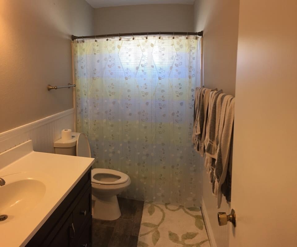 Hall Bathroom - 1630 Ionian St
