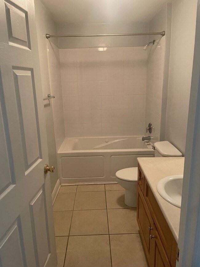 Building Photo - 3/3 town home only 1450$!