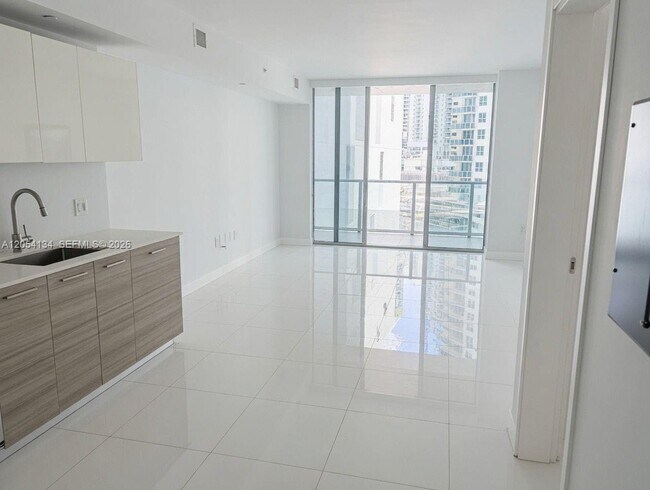 Building Photo - 1300 Brickell Bay Dr