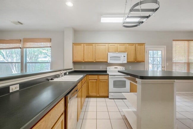 Building Photo - 4229 Kingsburg Dr