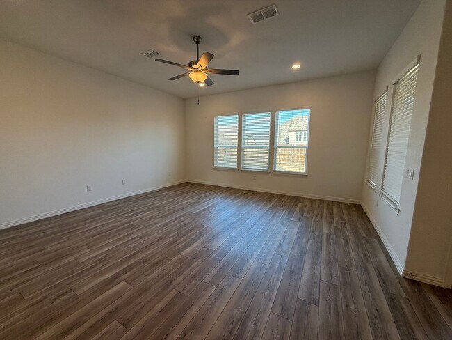 Building Photo - Room for Family and Friends!