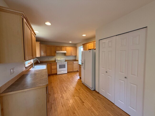 Building Photo - 4 Bed 2 Bath Home in Waterbury Meadows