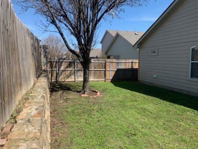 Building Photo - 3/2/2 Starter HOME!