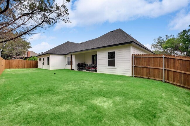 Building Photo - 4304 N Chisholm Trail