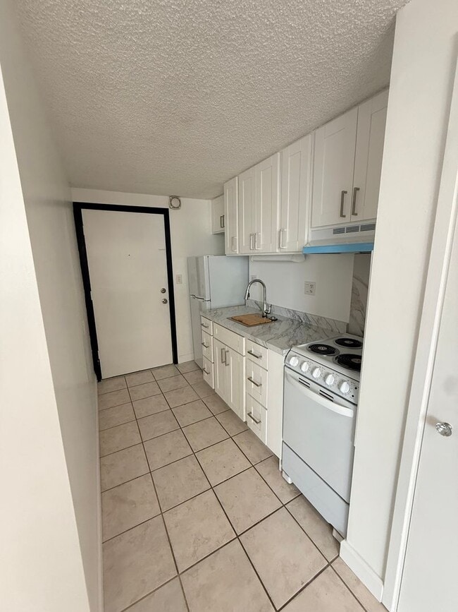 Building Photo - Studio w/ Parking For Rent – Convenient Urban Living in the Heart of Honolulu