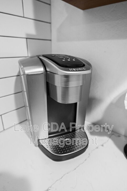 Building Photo - 3870 N Honeysuckle Dr