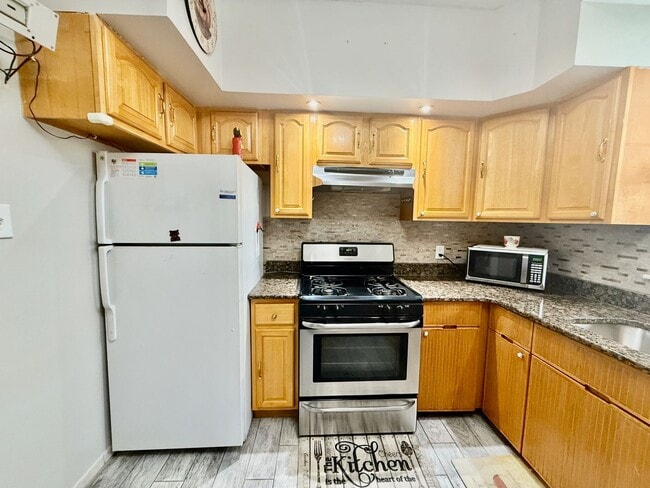 Building Photo - SPACIOUS & MODERN 3 BED/1.5 BA HOUSE w/ Central AC-HARDWOOD Flooring-WASHER/DRYER & Rear PATIO in...