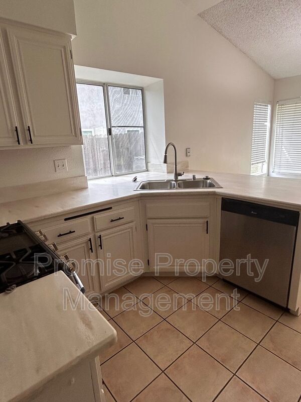 Building Photo - 885 Pinewood Dr