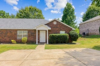 Building Photo - Now Available! 3 Bed 3 Bath Duplex
