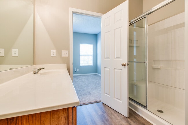 Building Photo - This 3 BR/2.5 BA Oak Hill Townhome Should Satisfy Your Standards!!!