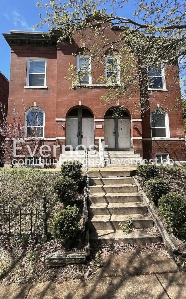 Building Photo - 2 Bed/1 Bath Unit 2F in St. Louis / Vouchers Accepted / Available Now!