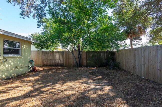 Building Photo - 617 Lyndhurst St