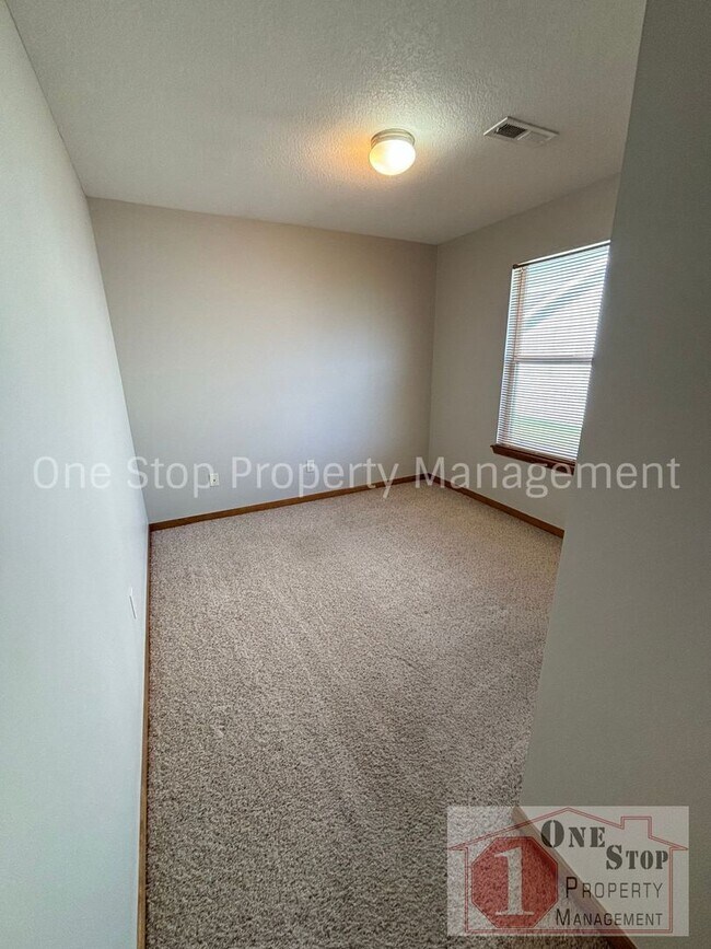 Building Photo - 1105 NW Willow Dr