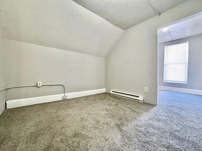 Building Photo - 1033 Oak St