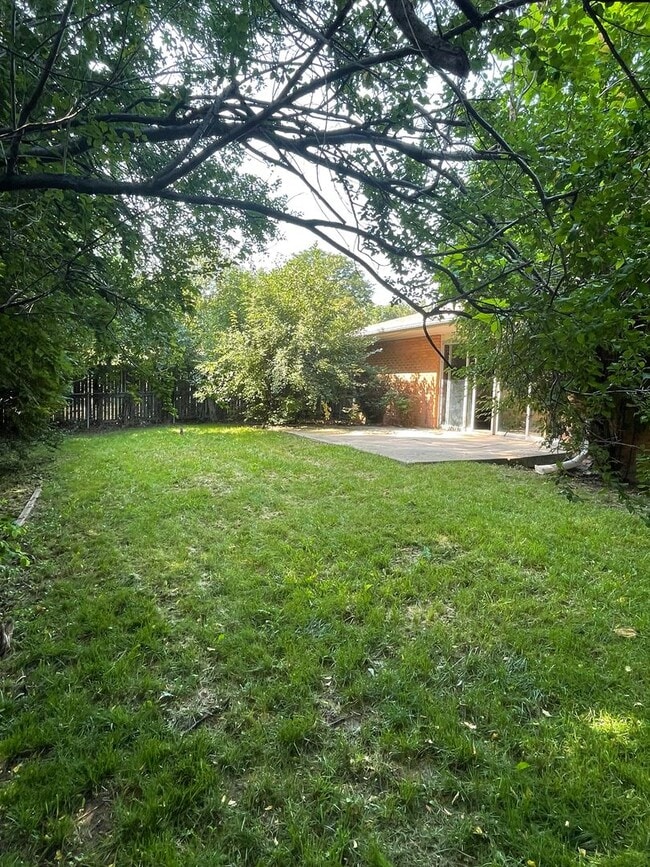 Building Photo - STUDENTS WELCOME! Sprawling Ranch Style 3 Bedroom 3 Bath Home w/ finished basement in Midtown For...