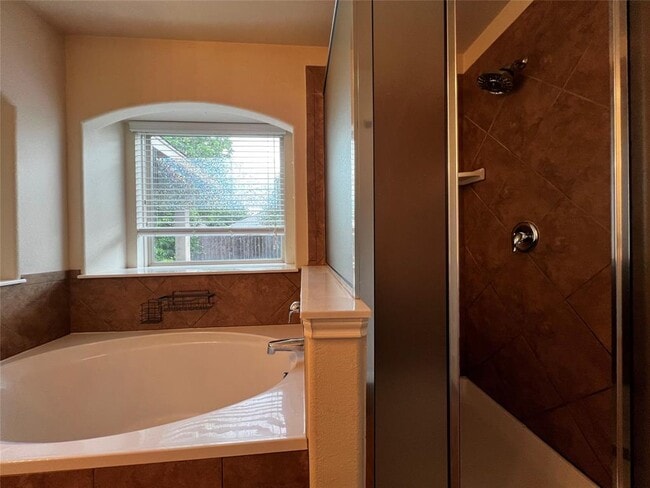 Building Photo - 2708 Cottonwood Shores Dr