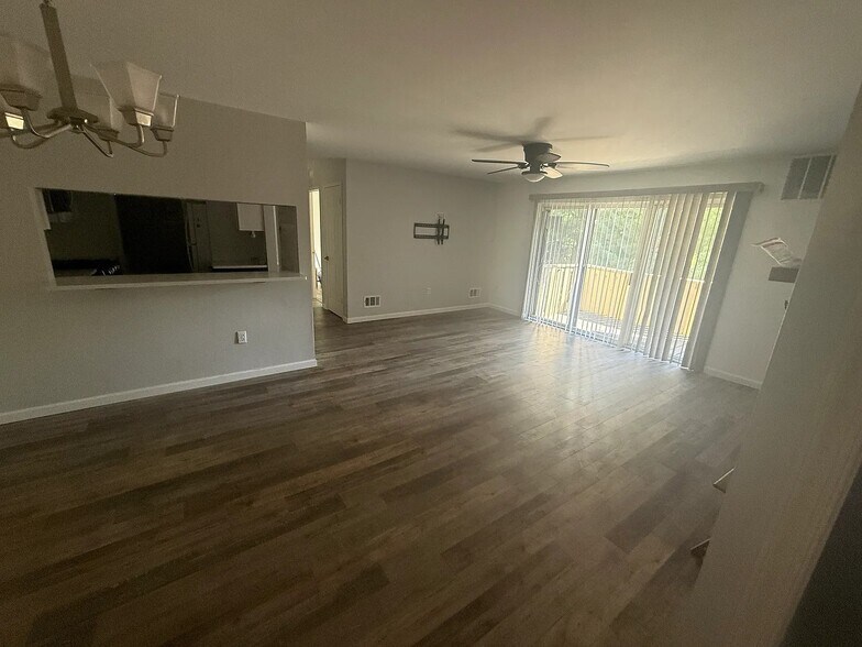 Building Photo - 215 Hickory Ct