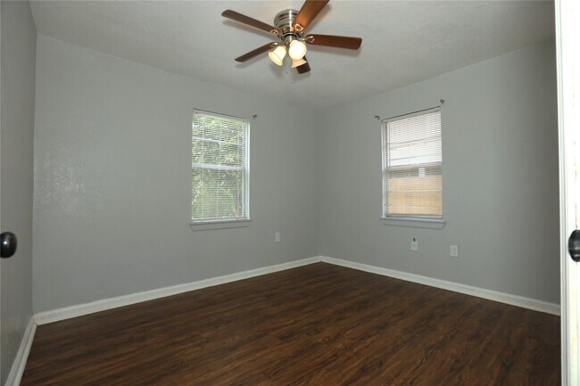 Building Photo - 713 S Valderas St