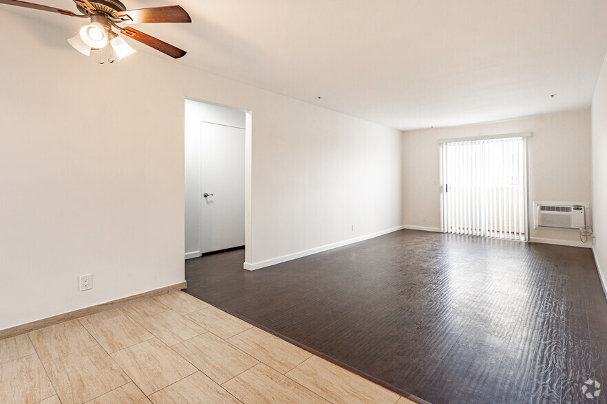 2BR, 2BA - 850SF - Dining/Living Room - 750 S. Carondelet St.