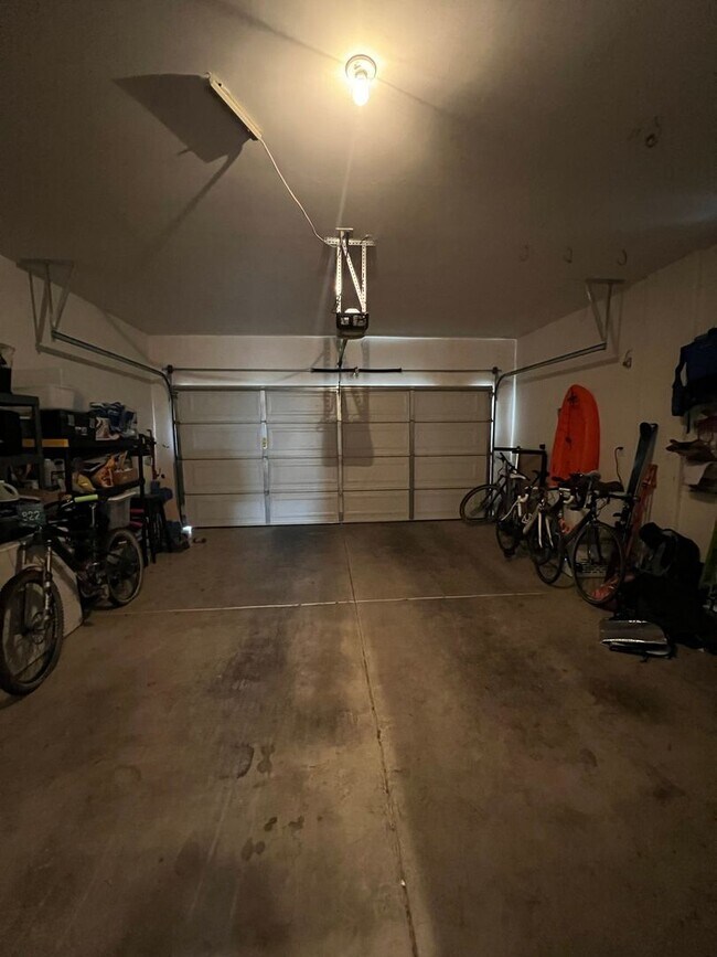 Building Photo - ABSOLUTELY AMAZING! Large 4 bedroom 2 stor...