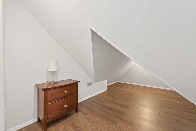 Building Photo - 105 Glenmora Ct