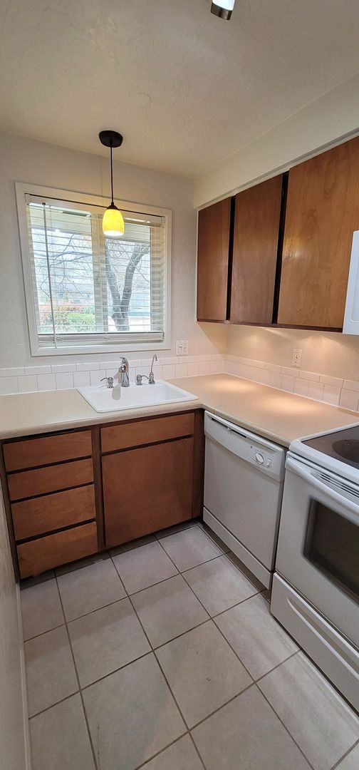 Building Photo - Updated Townhouse with Community Pool