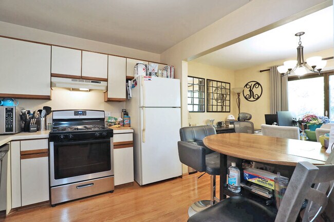 Building Photo - 676 Cross Creek Dr N