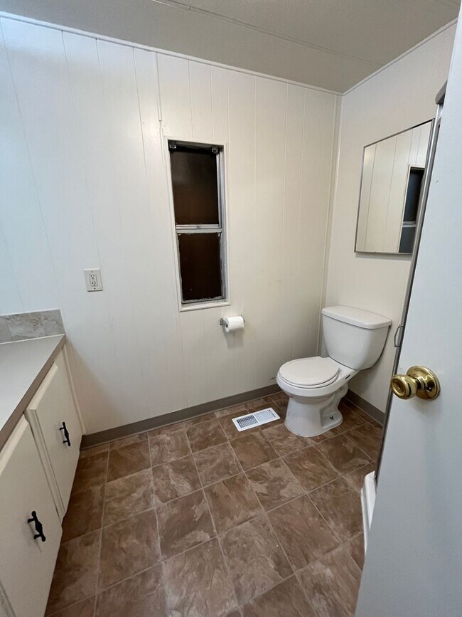 Building Photo - Columbia Riverfront Home with 1 Acre of Landscaped Yard