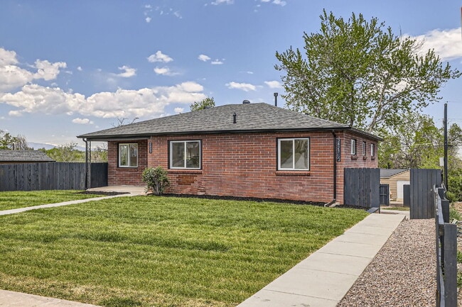 Building Photo - Renovated Duplex with Private Entrance