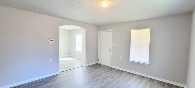 Building Photo - Charming 4BR Home with Modern Upgrades & Spacious Yard