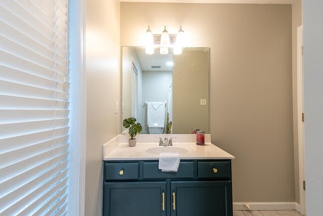 Building Photo - 3418 Broadway St