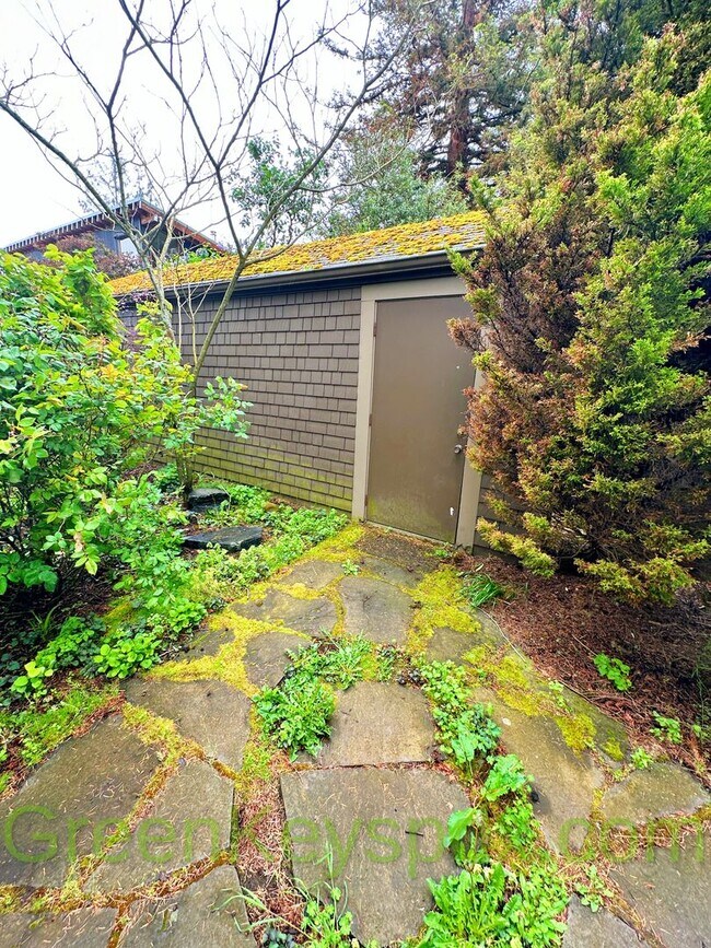 Building Photo - 3-bedroom, 2.5-bathroom Craftsman house in...