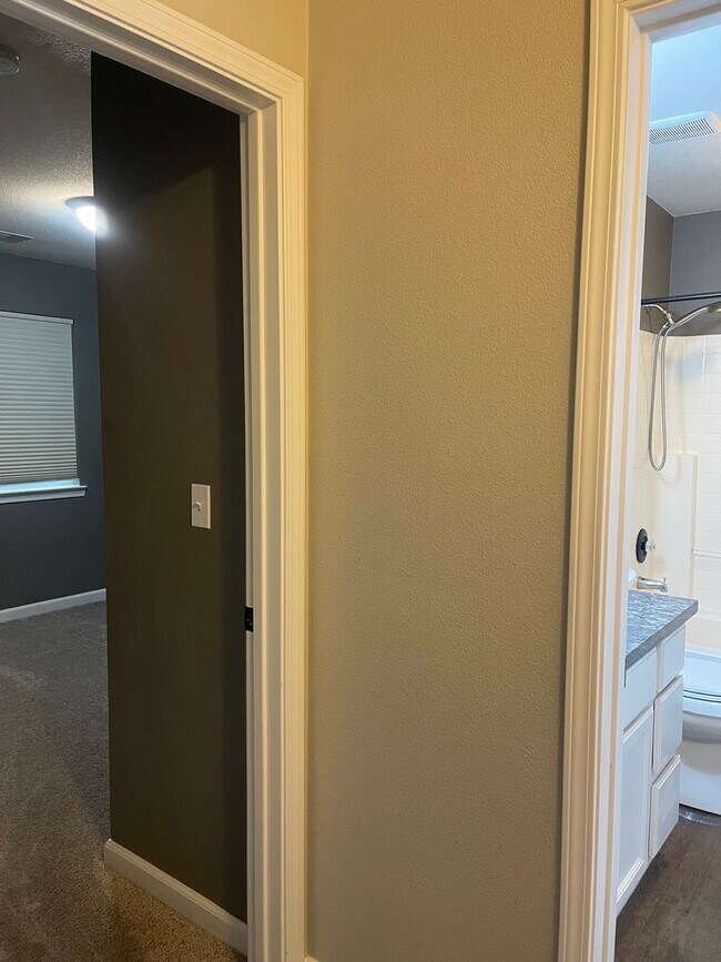 Building Photo - 3 BED 2 BATH HOUSE WITH FENCED BACKYARD IN THE COUNTRY HEIGHTS SUBDIVISION