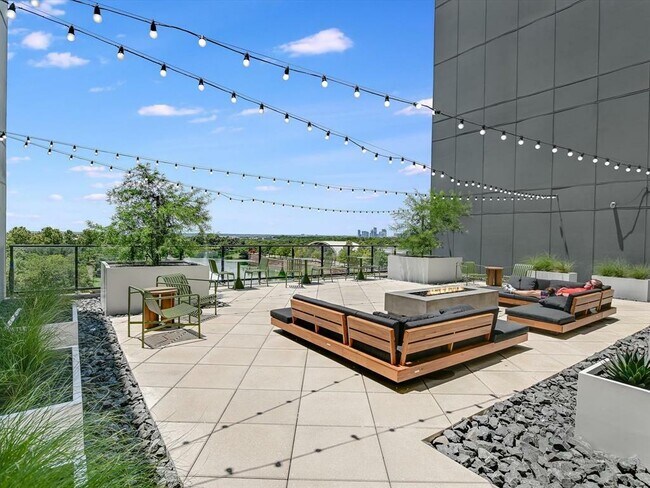 Building Photo - 1701 Simond Ave