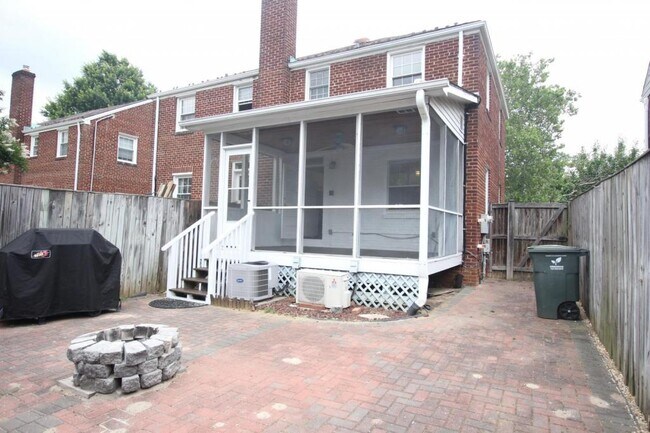 Building Photo - 712 N Oakland St