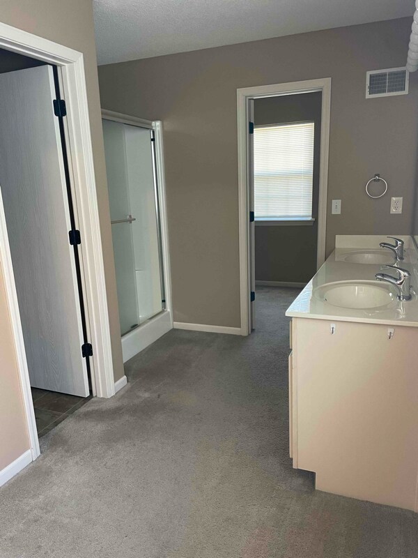 Building Photo - 9835 N Lewis Ave