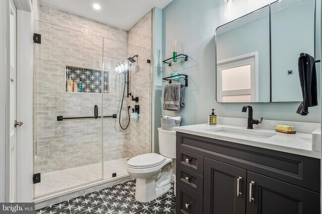 Building Photo - 27 Booth St