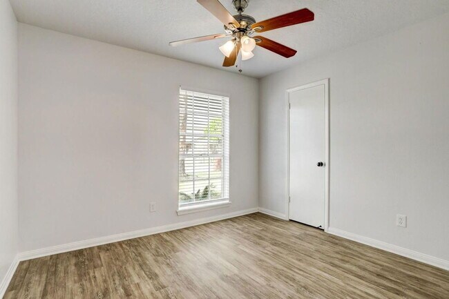 Building Photo - 5613 Armstrong