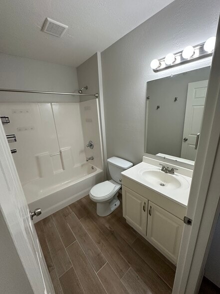 Guest Bath - 2513 N 28th St