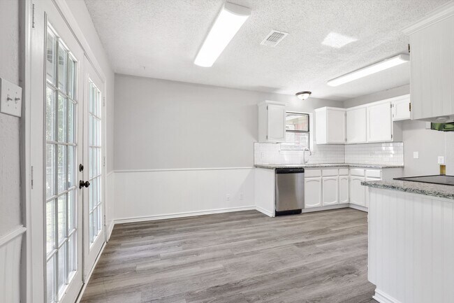 Building Photo - 3505 S Carolina Dr