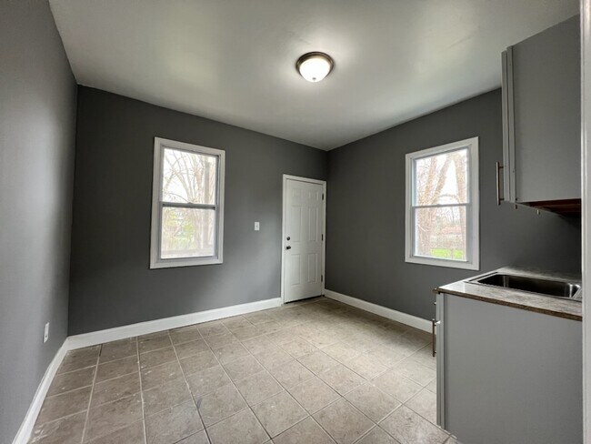 eat-in kitchen - 3968 Garland St