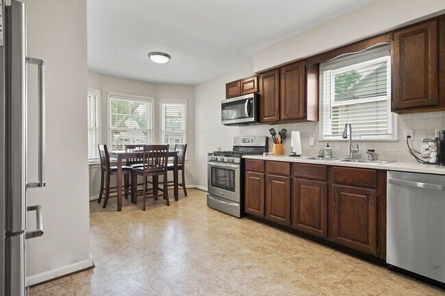 Building Photo - Charming 3-Bedroom Home with Finished Basement in Royal Oak