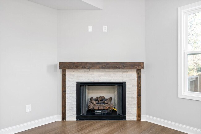 Building Photo - 5 Bedroom Home For Rent in St. Bethlehem Area!