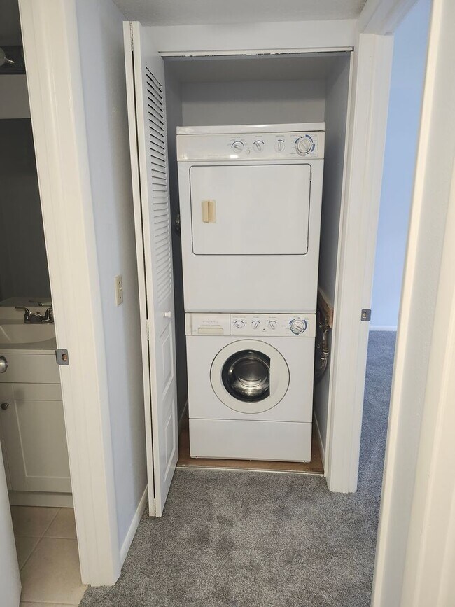 Building Photo - Oak Forrest 55 and older Condominium FOR R...