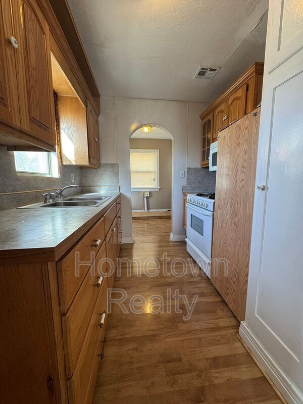 Building Photo - 2213 N Hood St