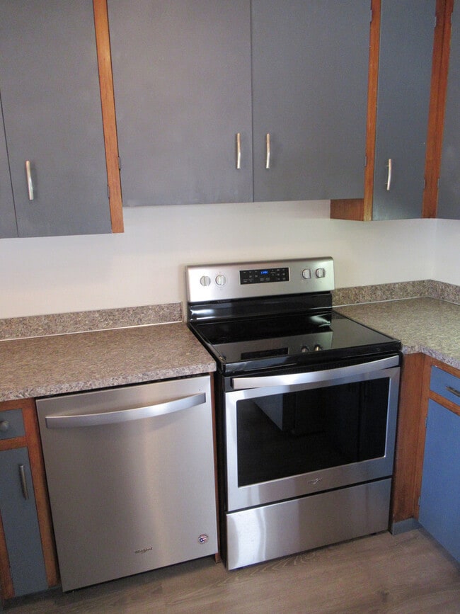 Building Photo - Three Bedroom Home in South Salem