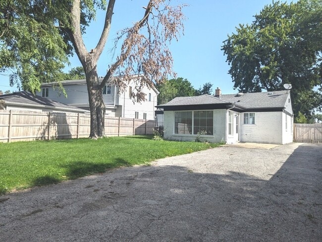 Building Photo - 2055 Magnolia Rd