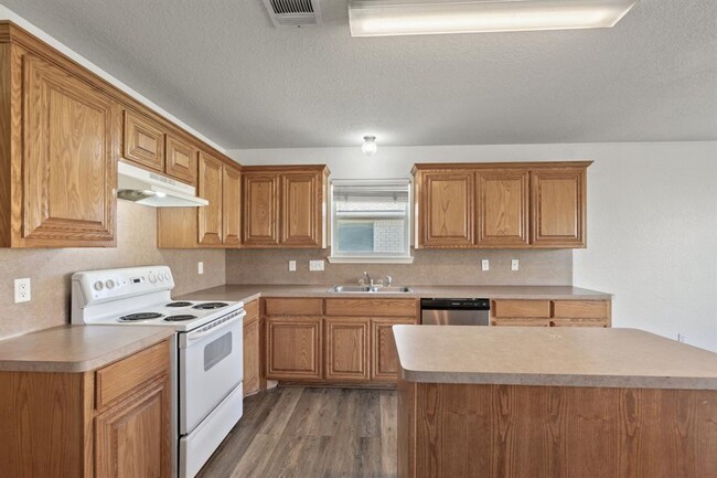 Building Photo - 1609 Paint Brush Dr